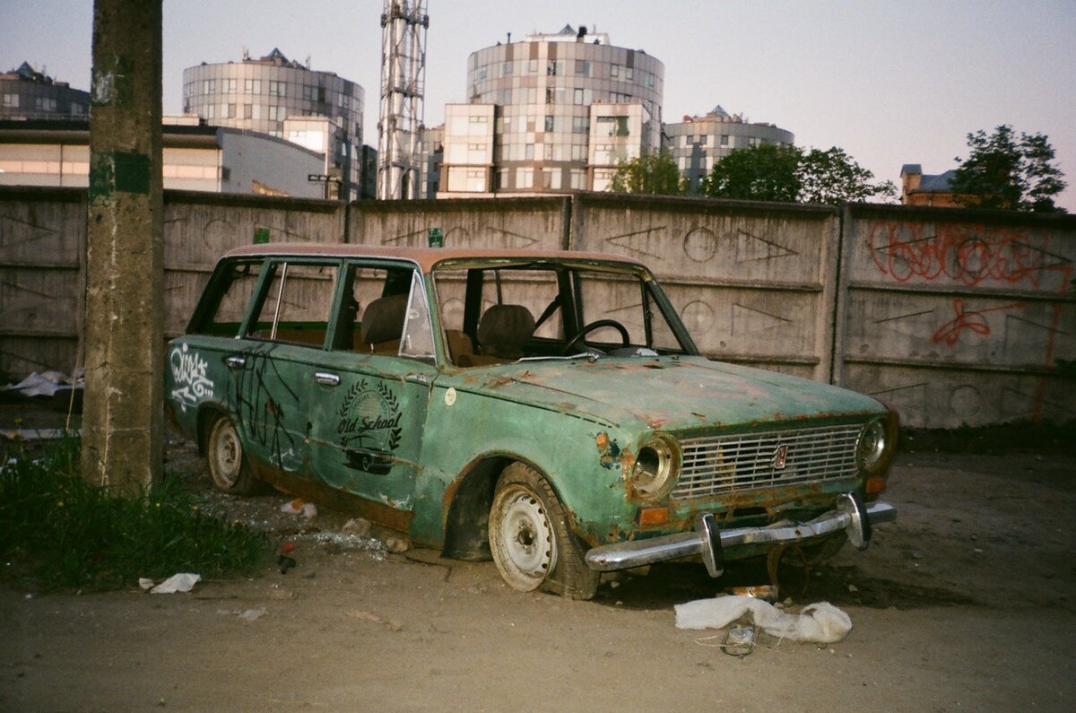 Пробег старых автомобилей. Старая разваленная машина. АВТОХЛАМ во дворе. Руина машина. Машины России.