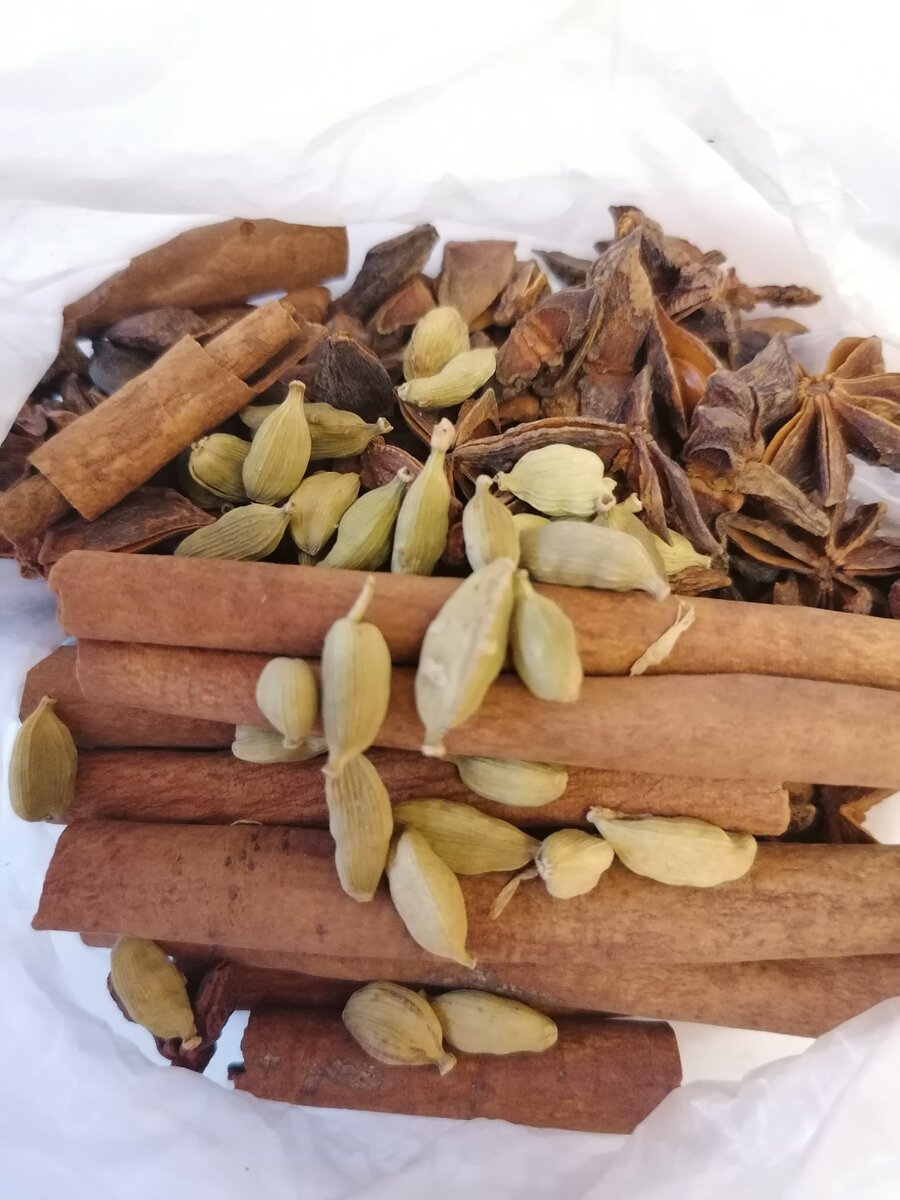 Дома всегда держу корицу, кардамон, бадьян