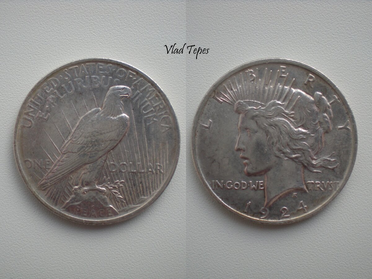 Доллар Мира 1924 года выпуска. На лицевой стороне монеты Франциски поместил персонификацию Свободы (над которой расположена надпись "LIBERTY"). В качестве модели для этого изображения он использовал портрет своей жены Терезы. Легенду аверса продолжает надпись "IN GOD WE TRVST", содержащая латинскую "V" вместо более привычной литеры "U". Фото автора