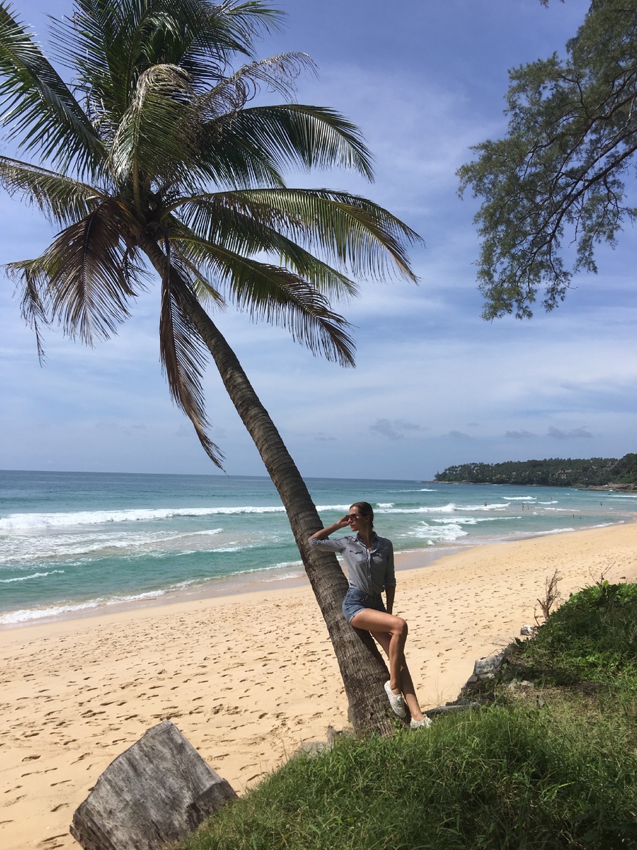 Тёплая страна , позитивный народ , много туристов , вкусные фрукты , огромный выбор пляжей - это всё солнечный Тайланд , а именно Пхукет . 