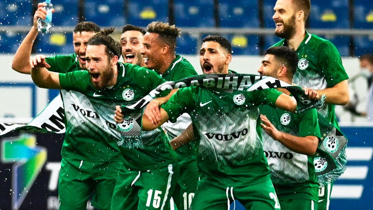 Не менее радостные игроки "Маккаби" из Хайфы, одолевшие "Ростов"