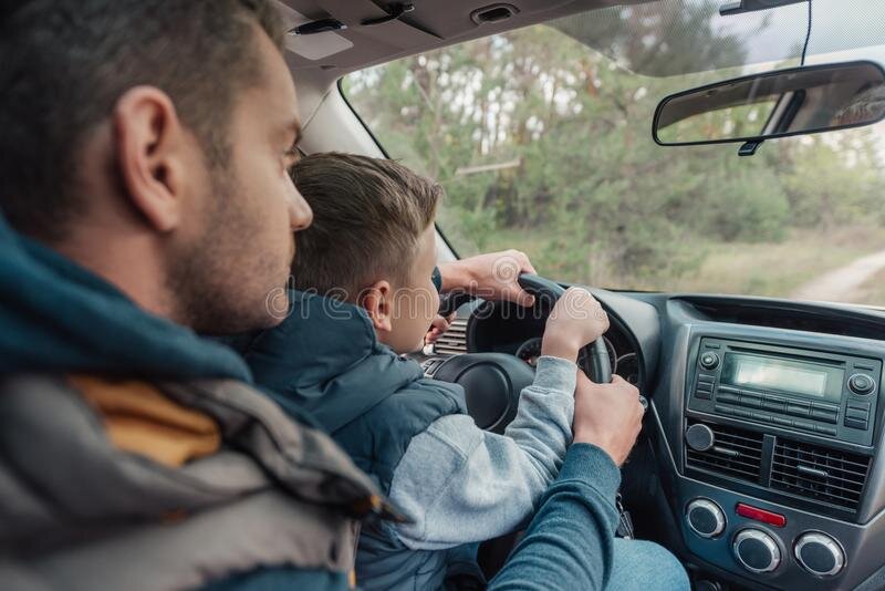 Папа с семьёй в автомобиле