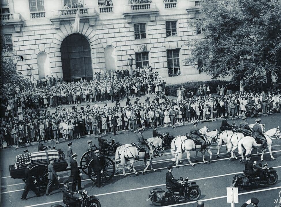 Похороны Франклина Делано Рузвельта 1945 год. 
