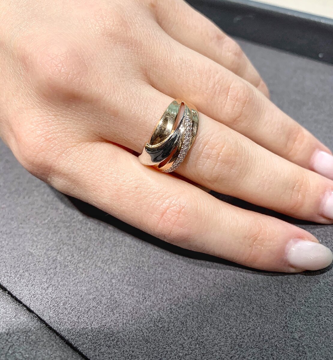 Золотое кольцо с фианитами за 8.990