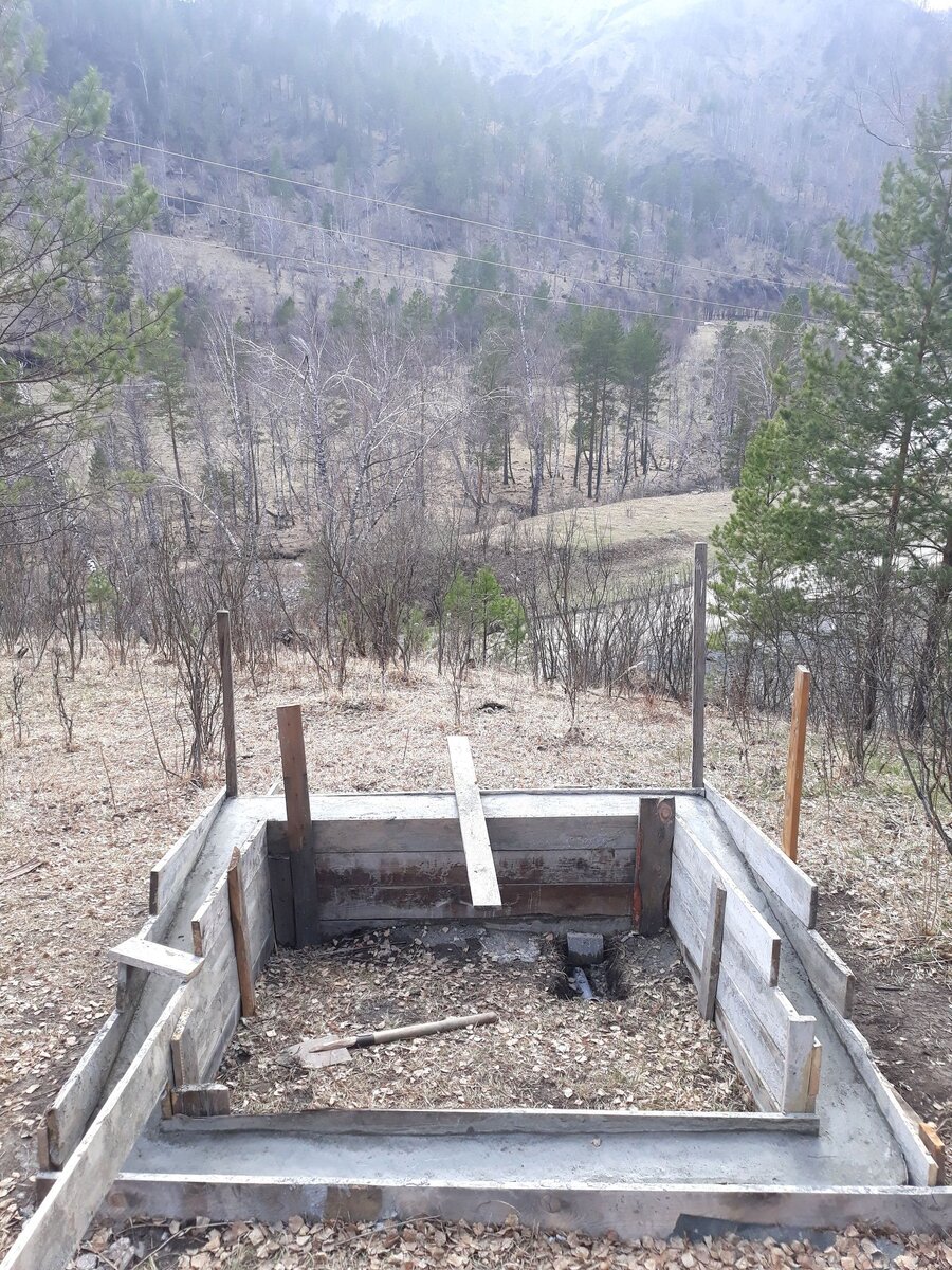 Опять-таки строение на склоне и пришлось выравнивать, ориентируясь на уровень