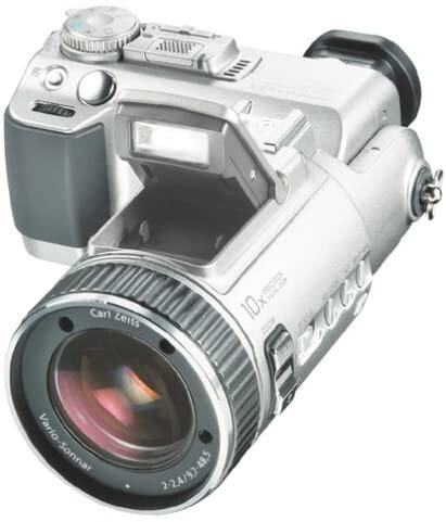 Sony DSC F707 2002 года напоминала помесь видеокамеры с фотоаппаратом
