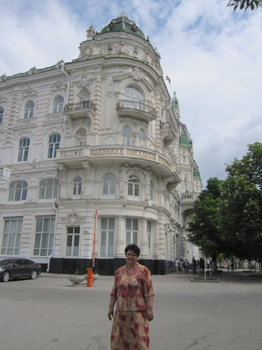 моя сестра возле здания администрации