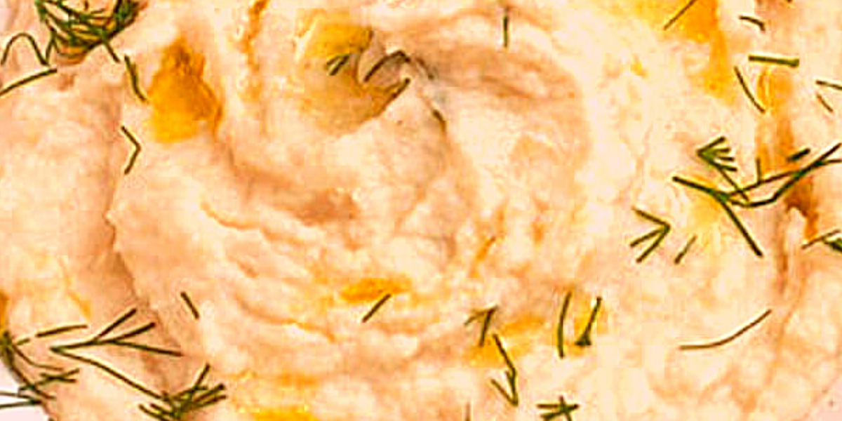 Пюре из сельдерея. Такой цвет пюре приобретает из-за паприки. Вы можете приправлять пюре по своему вкусу.