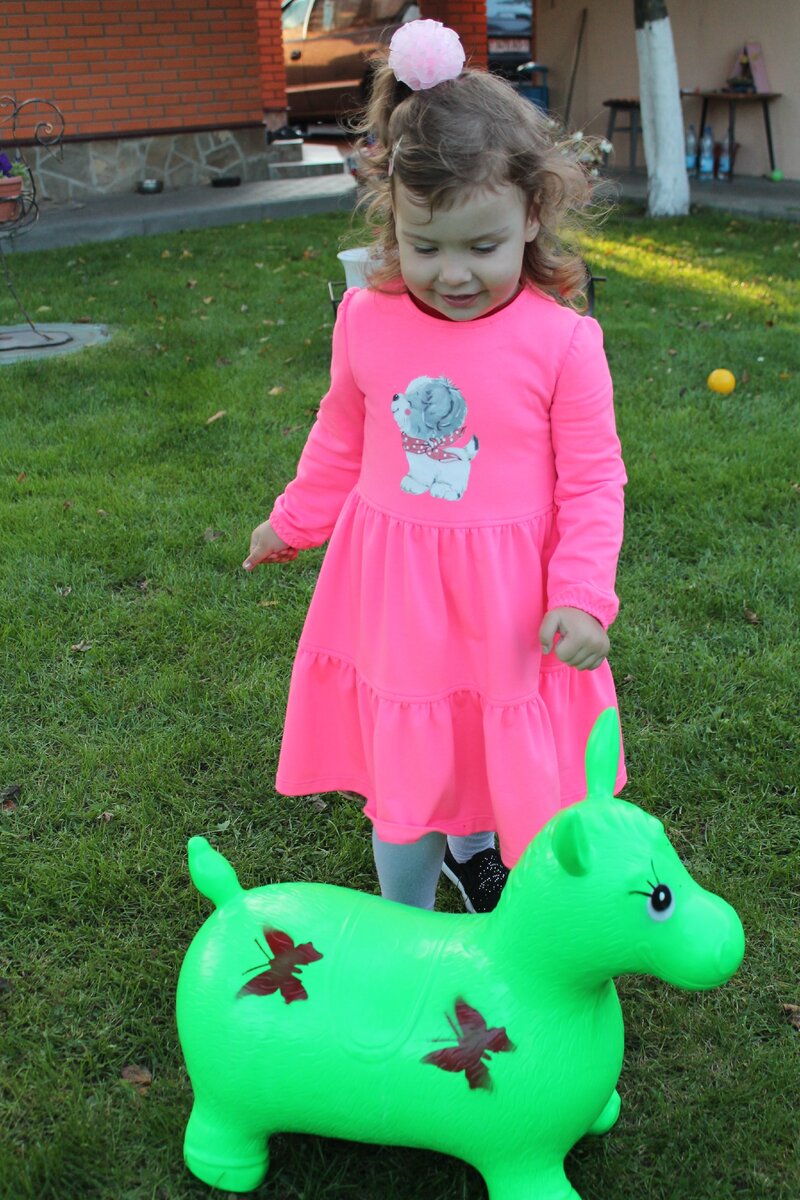 На фото: наше любимое садовское платье. Яркое, красивое, тёплое и недорогое. Всего 300 руб.