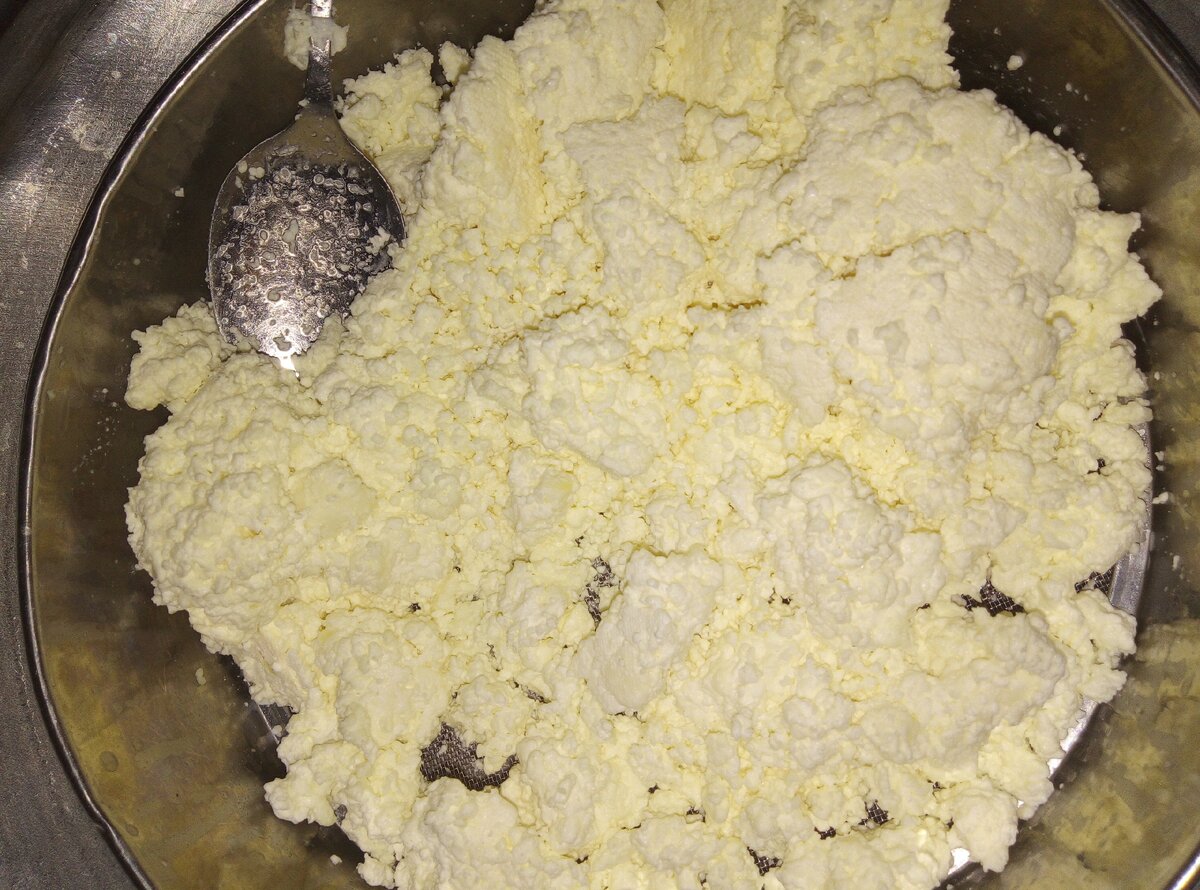 Творог получается сухой. Так и надо.