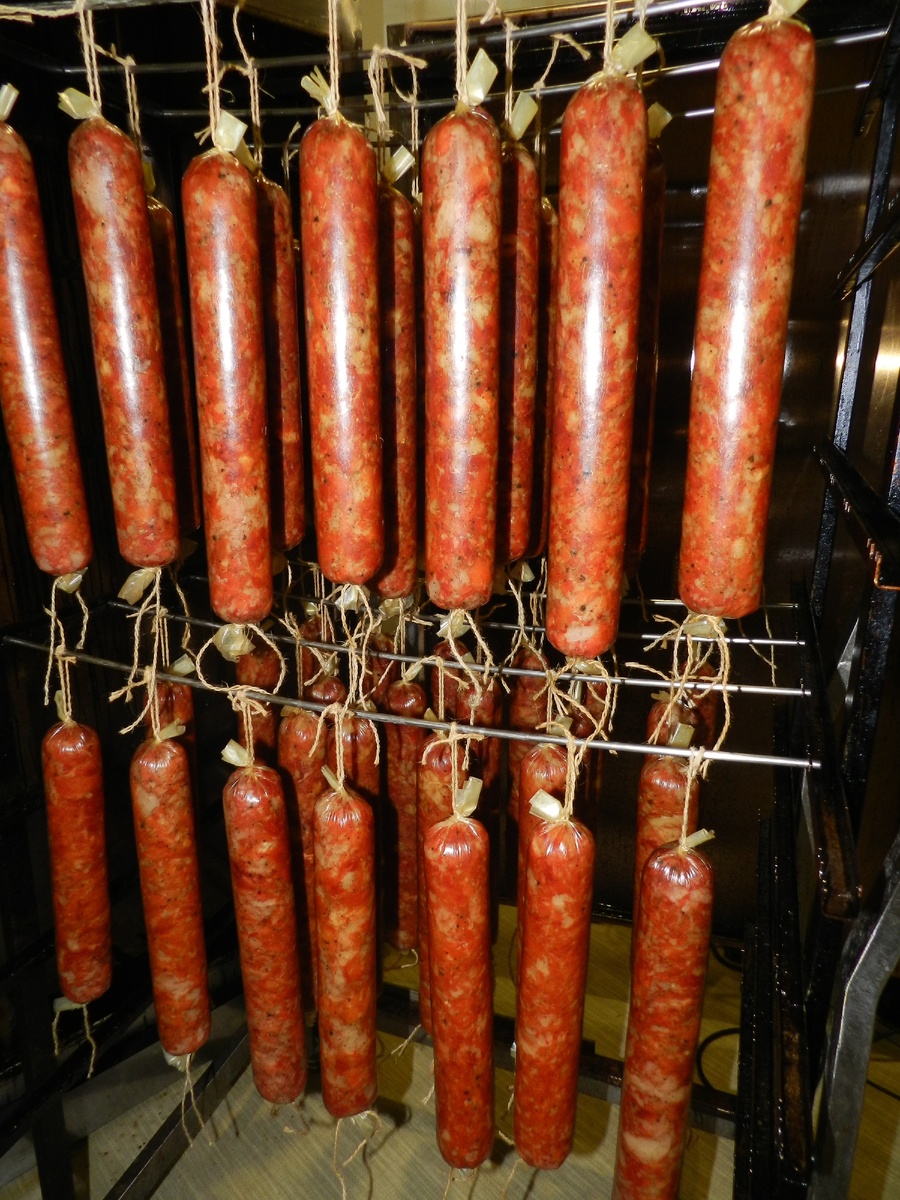 Эту колбасу готовлю я.