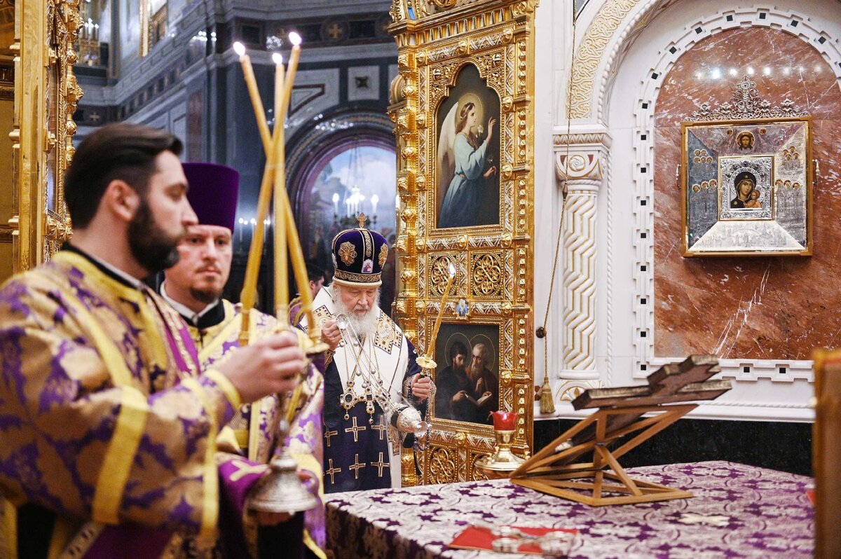 Под стать сыну своему Иисусу и его Матушка Пресвятая Богородица - всех слышит и всем помогает.  Источник: https://foto.patriarchia.ru/news/patriarshee-sluzhenie-v-kanun-prazdnika-vozdvizheniya-kresta-gospodnya-v-khrame-khrista-spasitelya-v-moskve-2020-09-26/