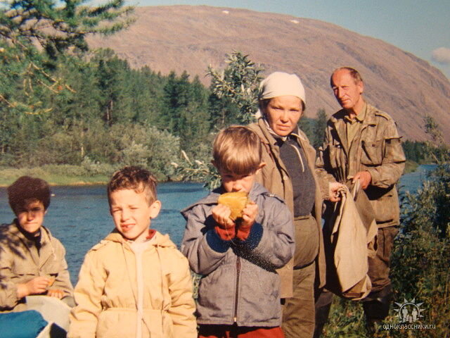 На фото наш последний совместный поход в 1994 году. На заднем плане Уральские горы, внизу река Собь.