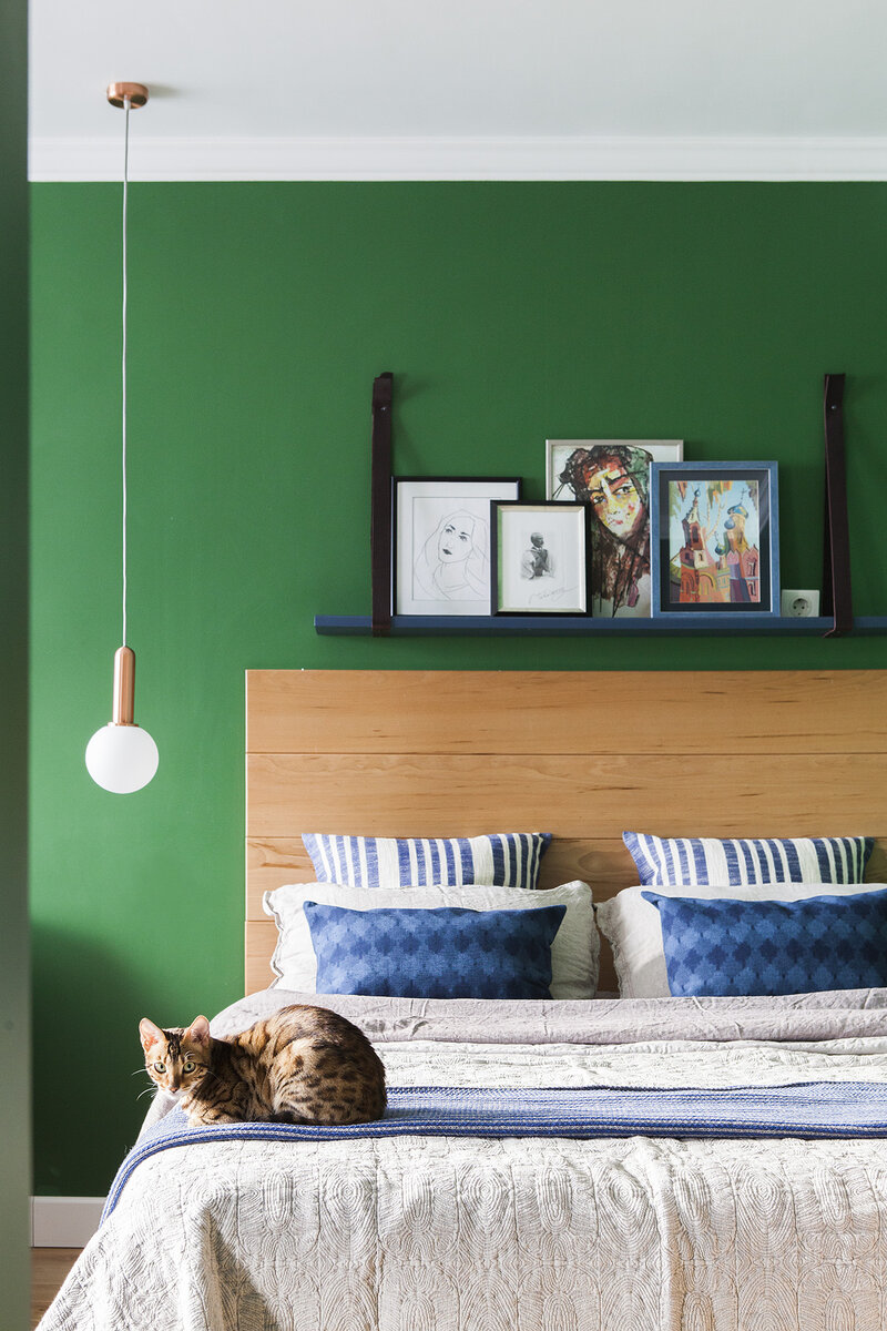 А подвесные светильники под медь, обрамляющие диван с двух сторон, приобрели в Германии.