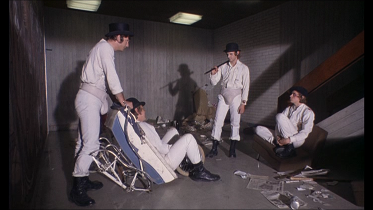 Кадры из фильма Стэнли Кубрика "Заводной апельсин" 1971 г. (фото: https://goo.su/4iaH)