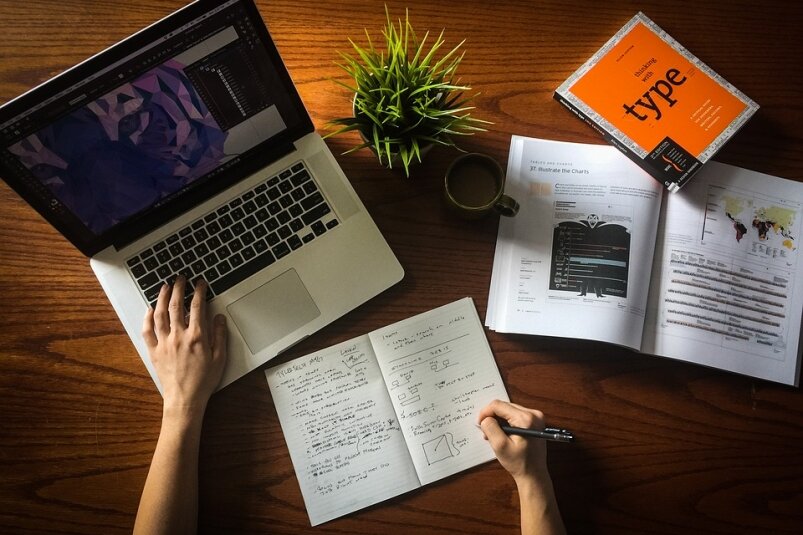 Умение работать в команде, находить подход к собеседнику даже в сложных ситуациях, добиваться его расположения, налаживать доброжелательные отношения – все это характерно для человека, склонного к продуктивному взаимодействию с другими людьми, членами коллектива, к налаживанию взаимовыгодного сотрудничества с ними. 