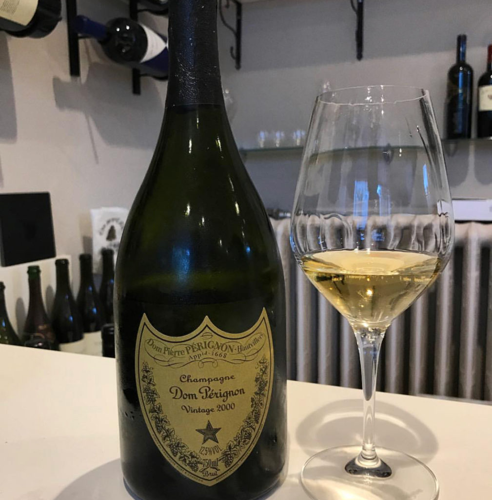 Домашнее шампанское. Dom Perignon. Шампанское дом Периньон. Шампанское Периньона. Бокал шампанского дом Периньон.