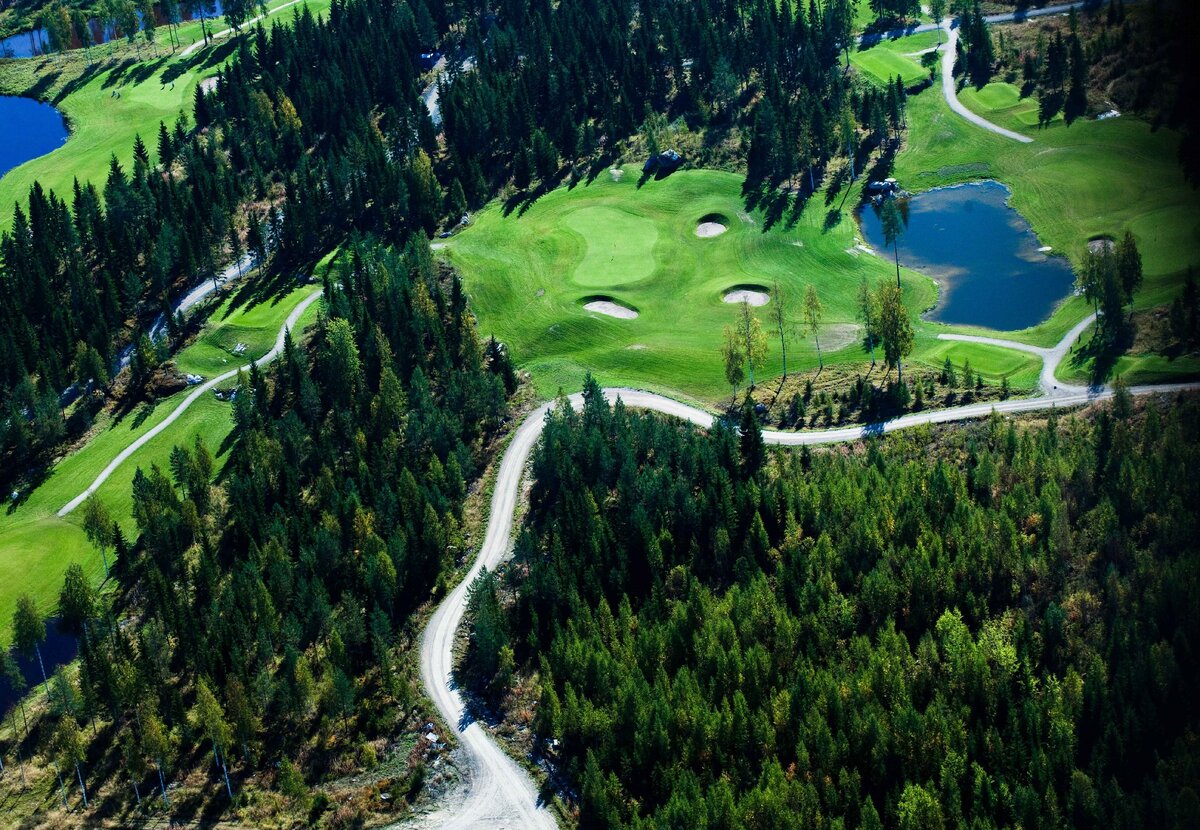 Так называемая "лунка Пар3". Первый удар наносится с прямоугольничков что справа ниже озера. Попасть нужно сразу на грин - светло-зеленую кляксу. При промахе мяч улетает в лес, озеро или в песчаный бункер. Потом два удара (патта) на грине - и мяч в лунке.