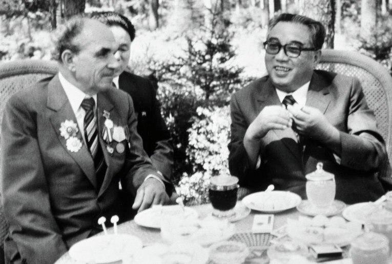 Яков Новиченко и Ким Ир Сен. Источник фото: https://postila.ru/post/67091985