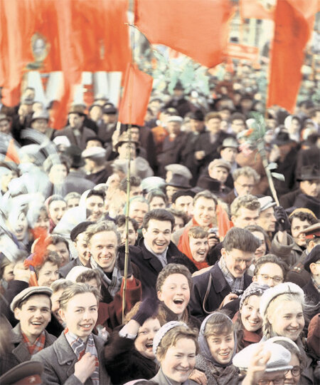 1955 год. В стройных рядах демонстрантов ещё не заметен раскол Общества ЮРИЙ АБРАМОЧКИН / РИА НОВОСТИ