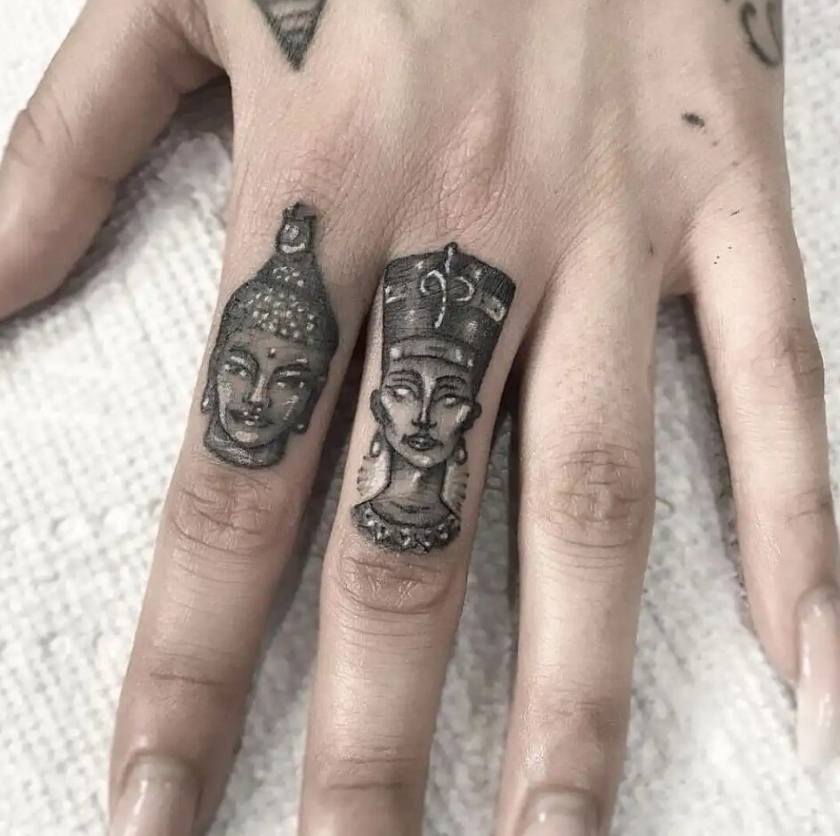 Если кому-то не ясно о чем речь, стоит упомянуть, что Нефертити – это египетская царица. Несмотря на ее красоту, в качестве тату ее носить крайне нежелательно. Замечено, что царица приносит проблемы со здоровьем, неудачи и финансовые трудности. В общем и целом от тату и аксессуаров с изображением Нефертити стоит отказаться.