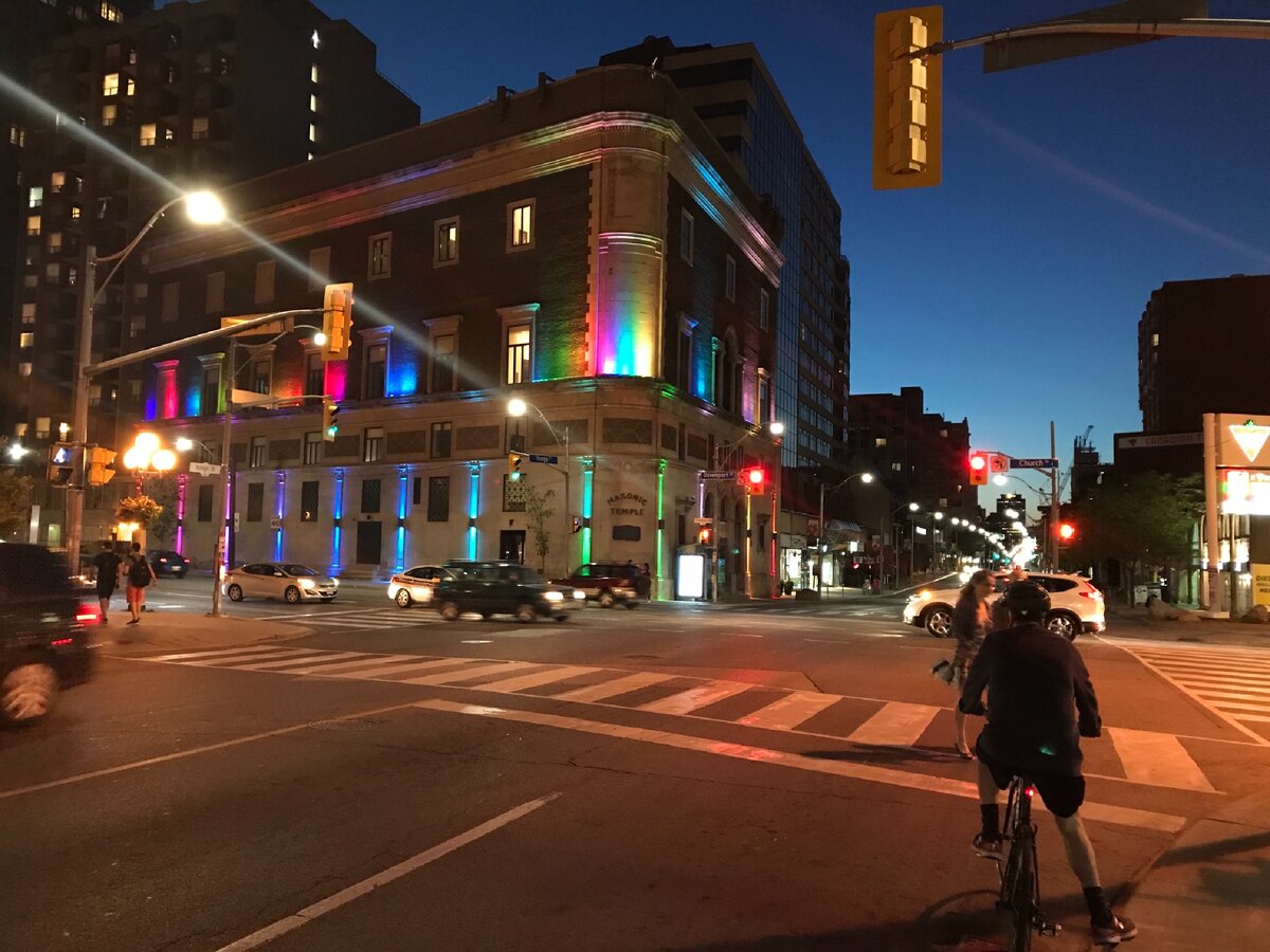 Здание на фото – в прошлом было масонским штабом, служило концертной площадкой и студией звукозаписи для рок -музыкантов типа Ролингов и офисом канадского MTV. Фото автора. 