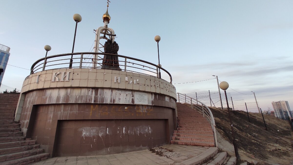 Надпись на памятнике - осталось только три буквы. Фото автора