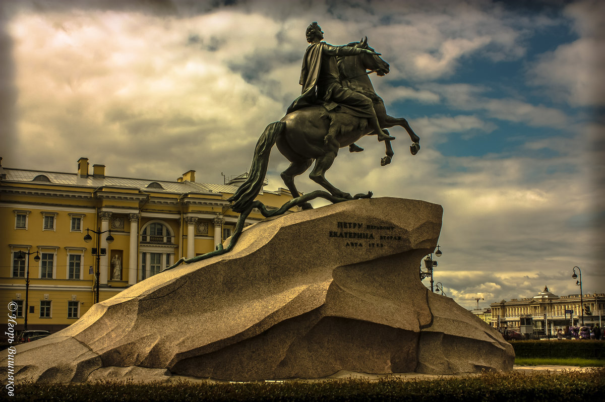 Памятник петру 1 на московском вокзале санкт петербурга