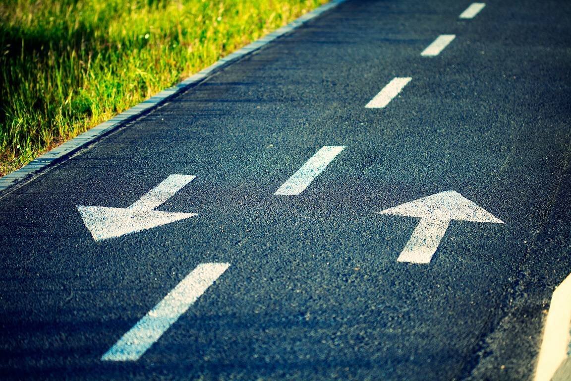 Направление.... Его выбираете только вы. И разница в том, что повороты они не видны. Вы их выбираете сами, сейчас, или через минуту, или когда угодно.