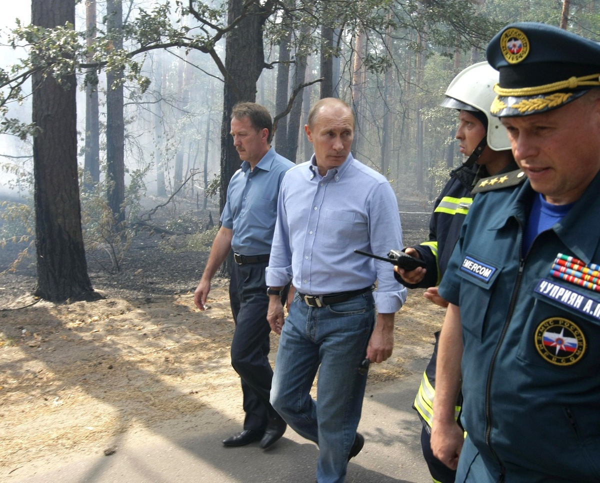 Владимир Путин посетил места проведения работ по устранению очагов лесных пожаров.