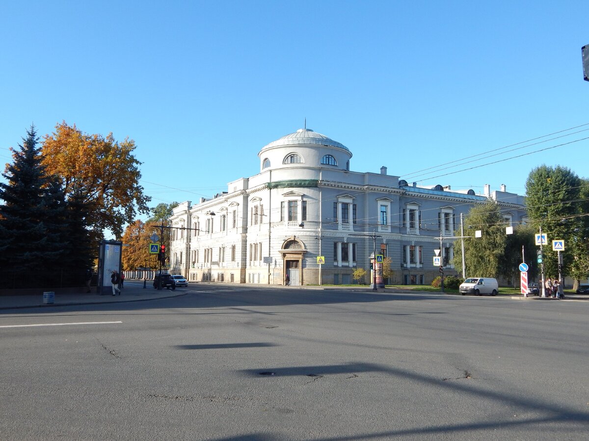 Фасад женского отделения  Обуховской больницы со стороны Загородного проспекта (фото автора)