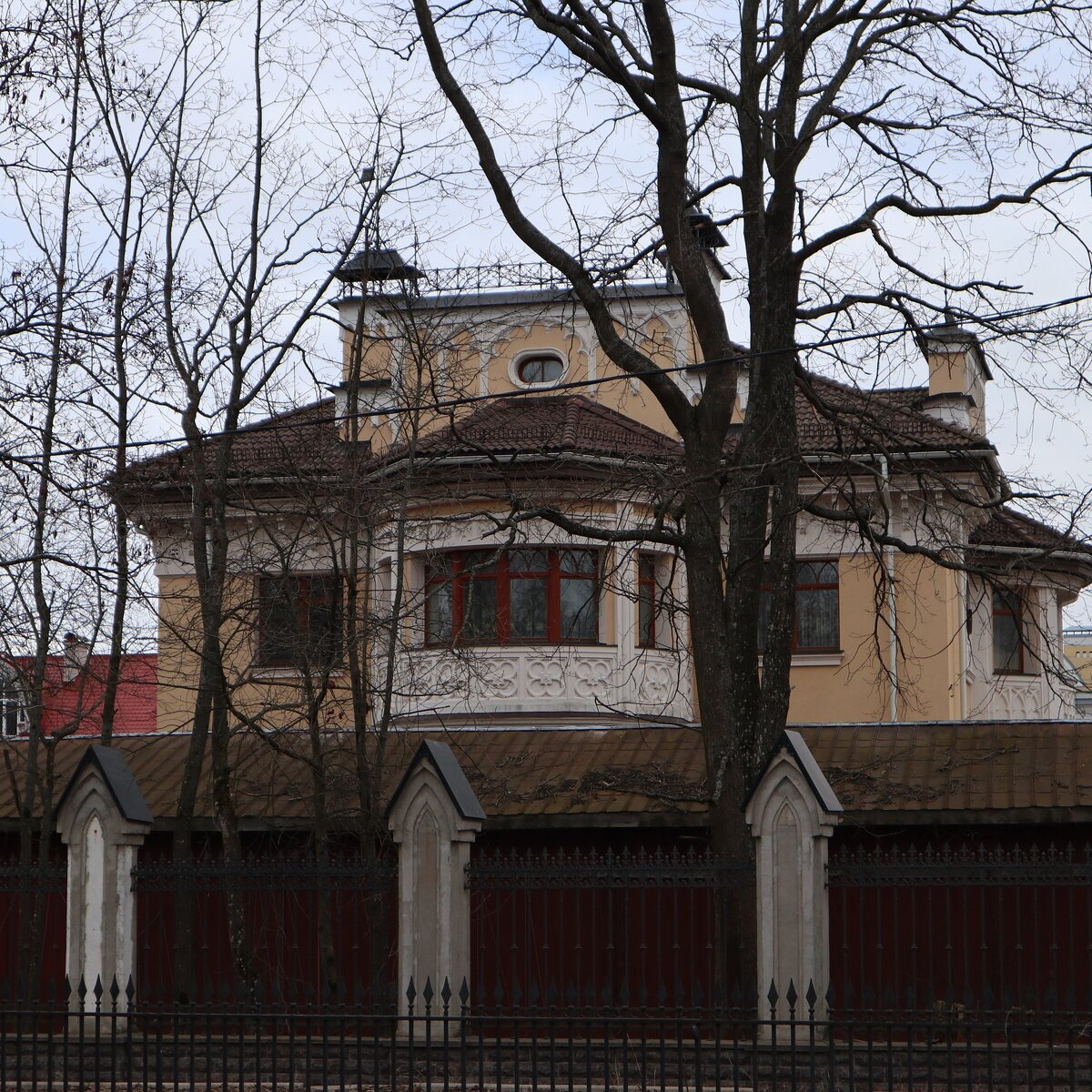 Фото сделано из Александрии. Первый забор огораживает парк, второй — участок с домом. 