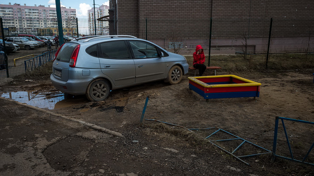 Машина во дворе. Автомобиль припаркованный на детской площадке. Парковка машин во дворе. Автомобили на тротуарах и газонах.