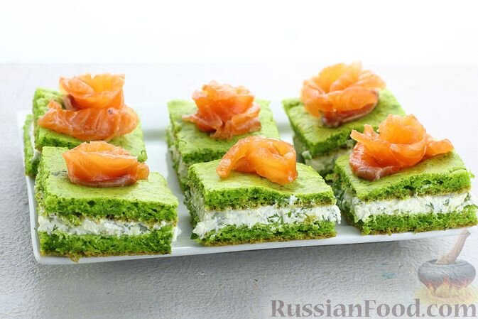 шпинат, яйца, масло растительное, мука, разрыхлитель, соль, сахар, перец чёрный молотый, творог, сметана, зелень укропа, зелень петрушки, рыба красная