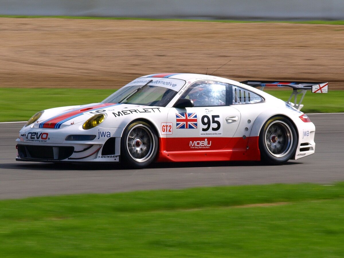 Гоночный автомобиль движется с большой скоростью. Источник: https://ru.wikipedia.org/