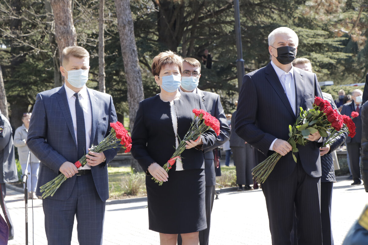 А. Пономаренко и С. Аксёнов возлагают цветы к памятному знаку (фото: В. Гусев)