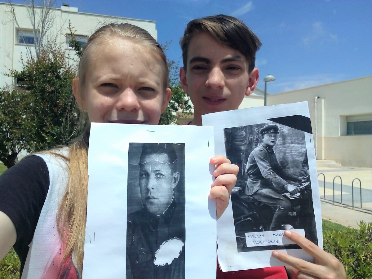 Виктория и Валентин с фотографиями своих прадедушек.