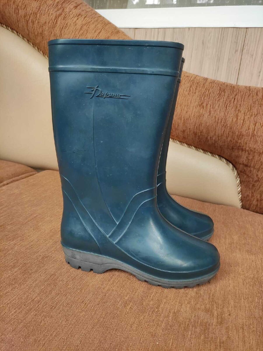 За 300 рублей. Это не мои, родственница просила продать, но хранились у меня в шкафу, месяца 3...Обуты были 2 раза. Быстро забрали