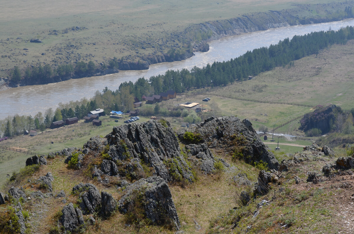 Одна из многочисленных баз на Катуни. Фото автора
