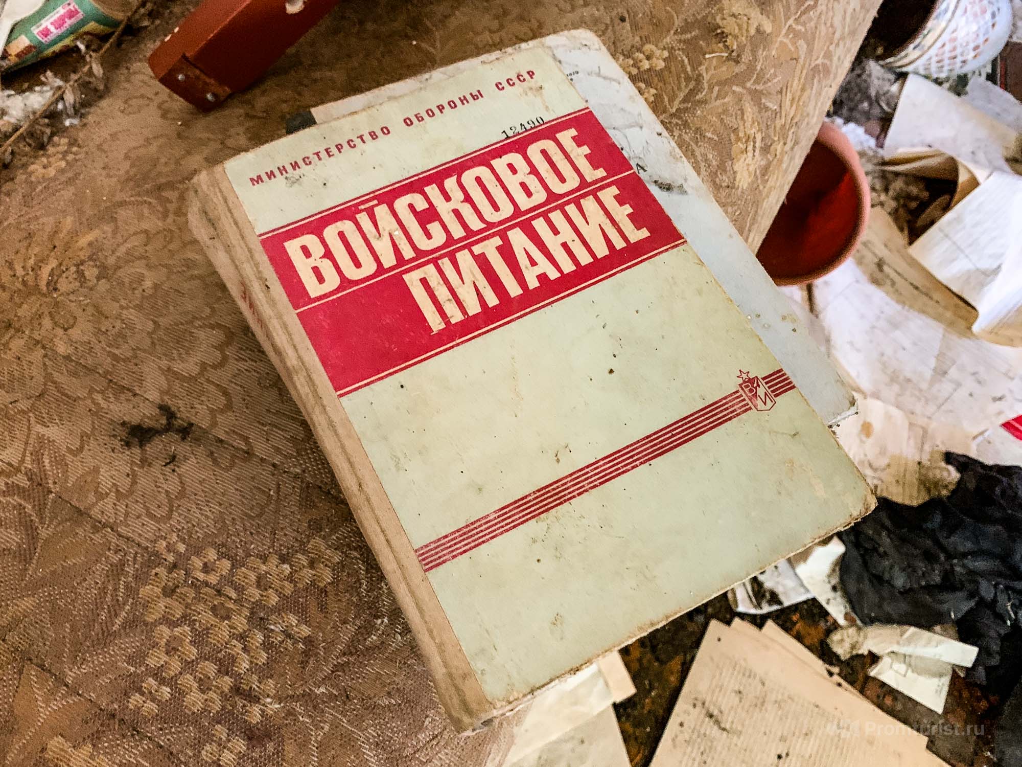 Нашёл заброшенную военную столовую, а в ней склад с вещами. Показываю, что увидел ???4