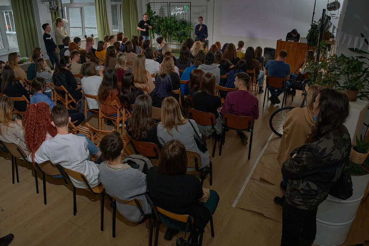 Фото с https://vk.com/balkon_place?z=photo-144931197_457253963%2Falbum-144931197_277299908