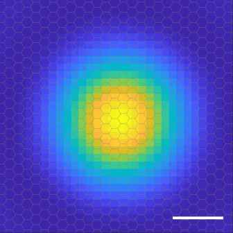 Графическое представление «облака вероятности» экситона, полученное преобразованием Фурье экспериментальных данных. Наложение решетки WSe2 показывает, что относительные расстояния между электронами и дырками простираются по многим узлам решетки — отличительный признак экситона типа Ванье.