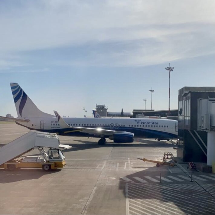 Наши самолёты были припаркованы рядом, так что у нас есть фотография со стороны.