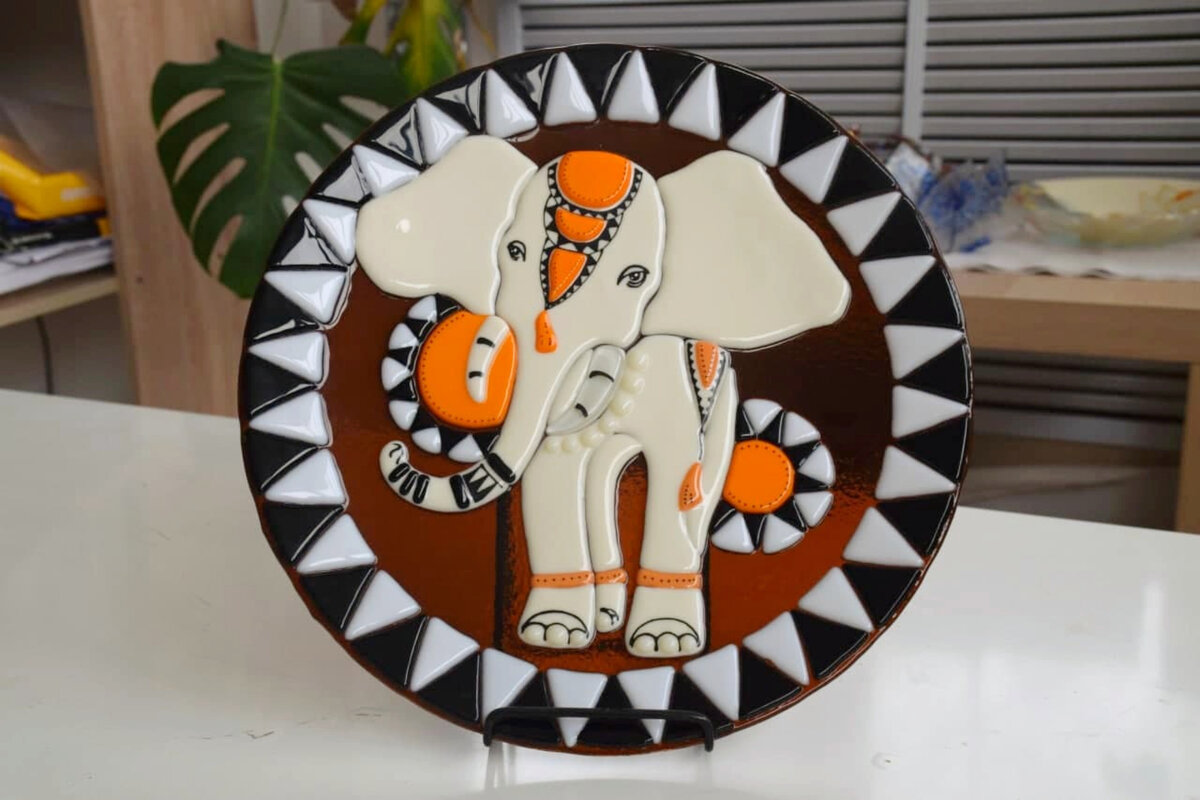 Тарелка, выполненная по этому эскизу, в технике фьюзинг.