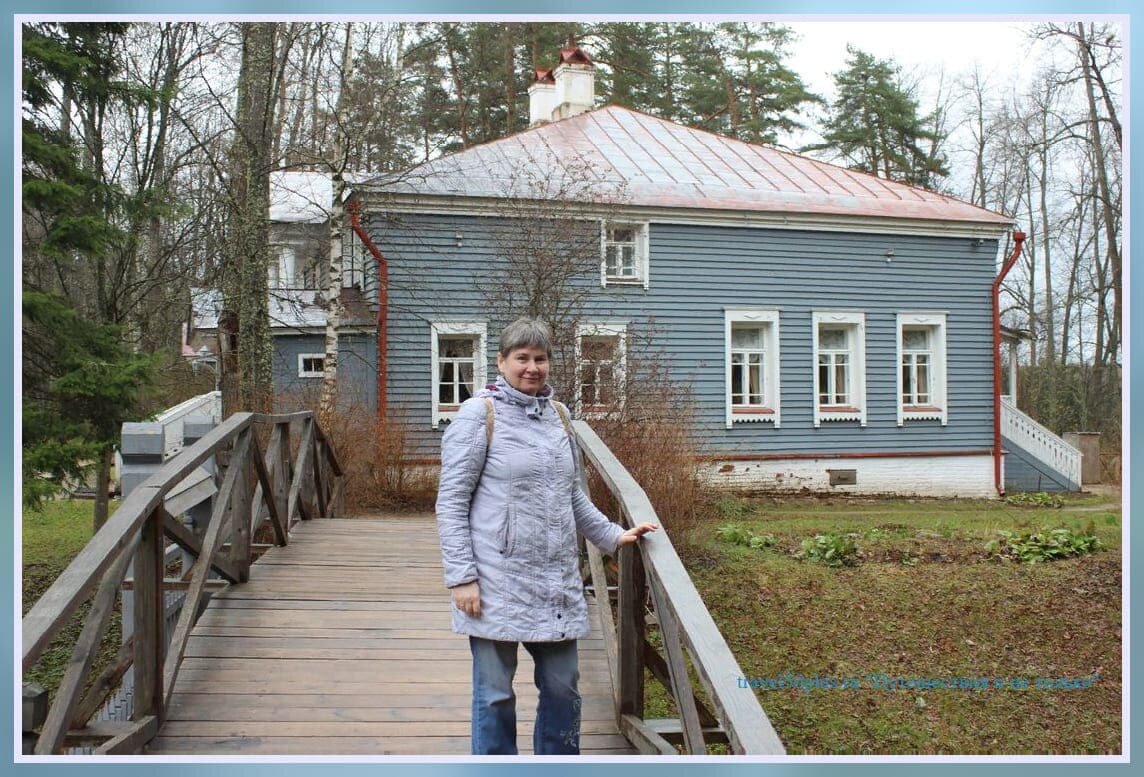 Мостик через овраг, ведущий к западному фасаду дома драматурга.