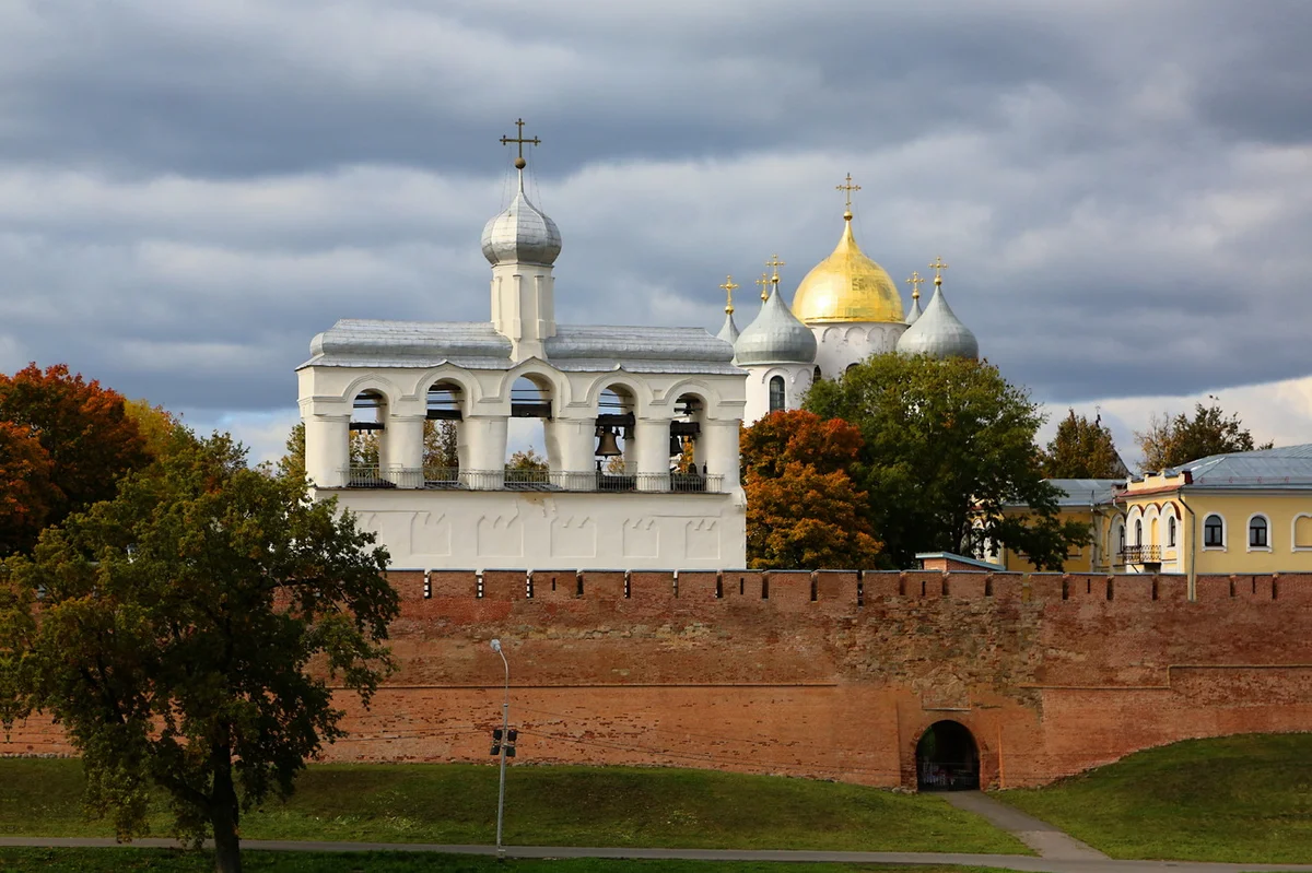 Новгородский кремль детинец. Новгородский Детинец Великий Новгород. Великий Новгород Кремль. Великий Новгородский Кремль (Детинец). Кремль Детинец в Великом Новгороде.