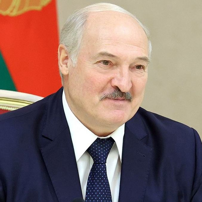 Л Президент России принёс извинения Александру Лукашенко за то, что без его разрешения обсуждал с Джо Байденом ситуацию в Беларуси. "Путин очень порядочно поступил.