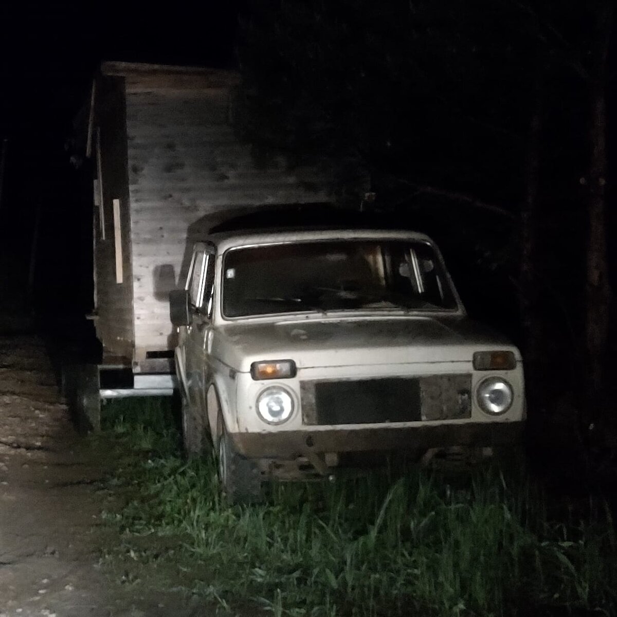 Бытовку тащат Нивой