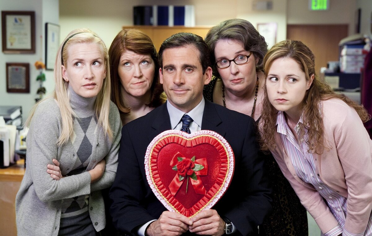 Анджела Кинси и Дженна Фишер в 2019 г. завели подкаст под названием "Office Ladies". В нем они обсуждают серии сериала и приглашают гостей, связанных с его созданием. Если знаете английский, то получите удовольствие от его прослушивания. 