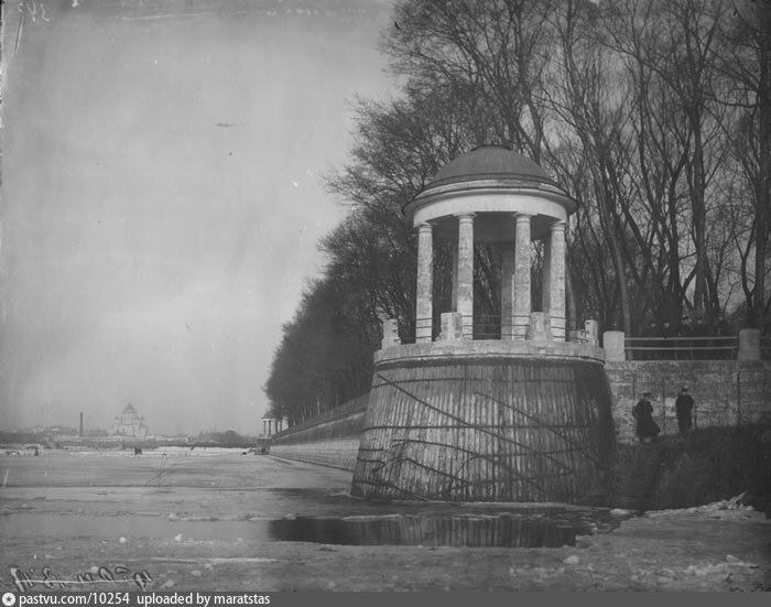 Голицынская набережная (ныне Пушкинская) в 1915 году